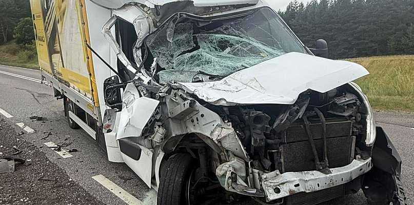 Dostawczak z impetem uderzył w naczepę ciężarówki. Utrudnienia na DW-212!