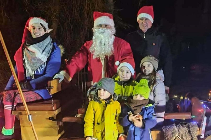 Świąteczny przejazd Mikołaja. Orszak wprowadził bożonarodzeniowy KLIMAT