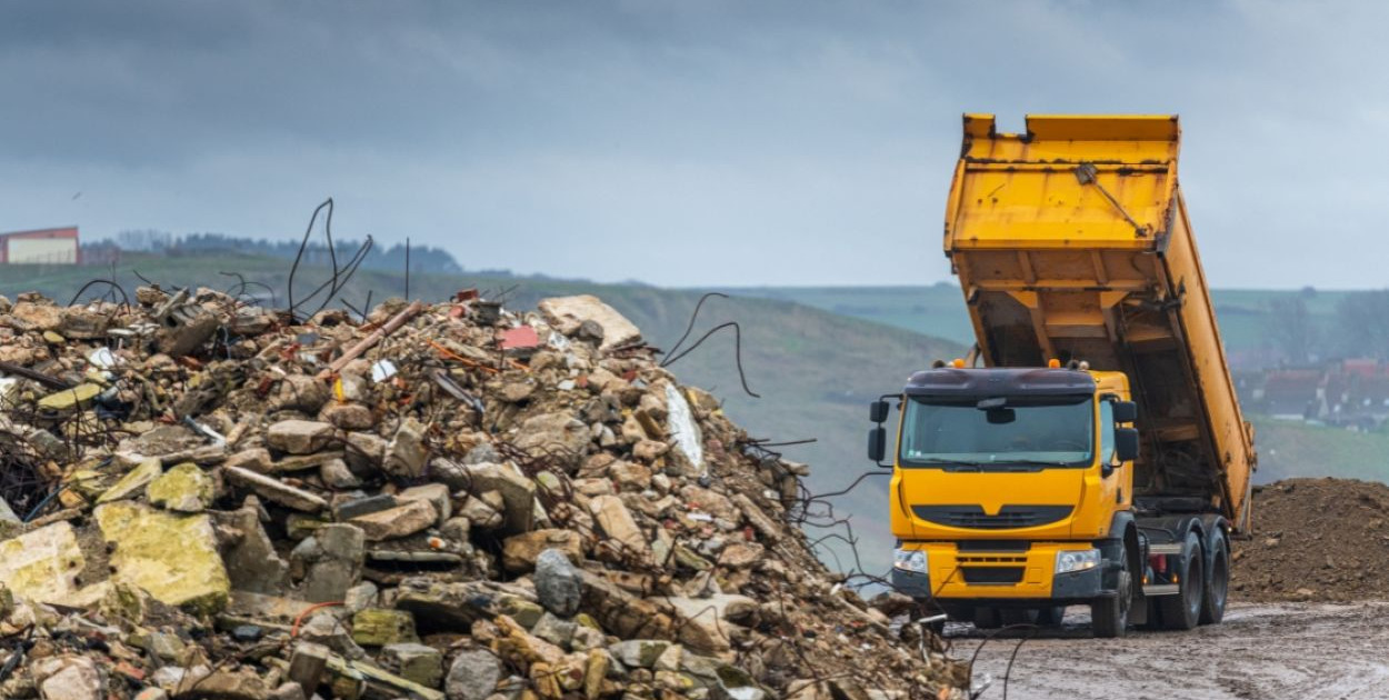 Najczęstsze błędy przy wywozie gruzu — sprawdź jak pozbyć się odpadów po remoncie 