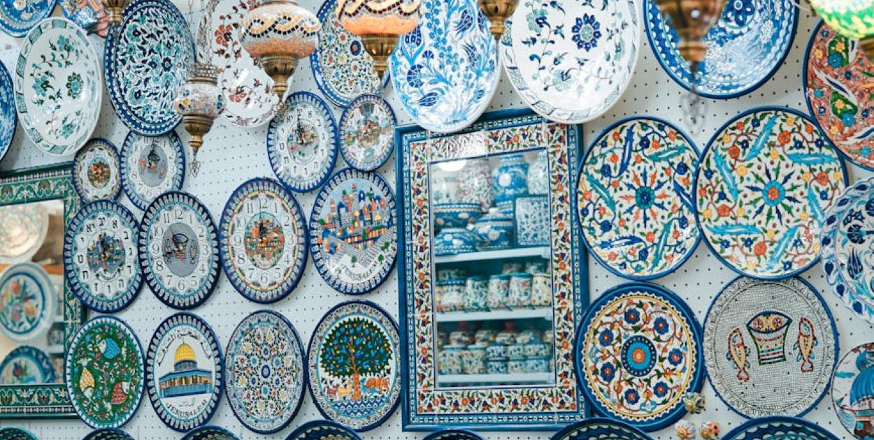 Techniki zdobienia ceramiki - od ręcznego malowania po szkliwienie