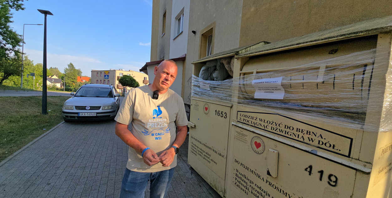 Jan Wiczkowski domaga się między innymi usunięcia tego kontenera na odzież używaną