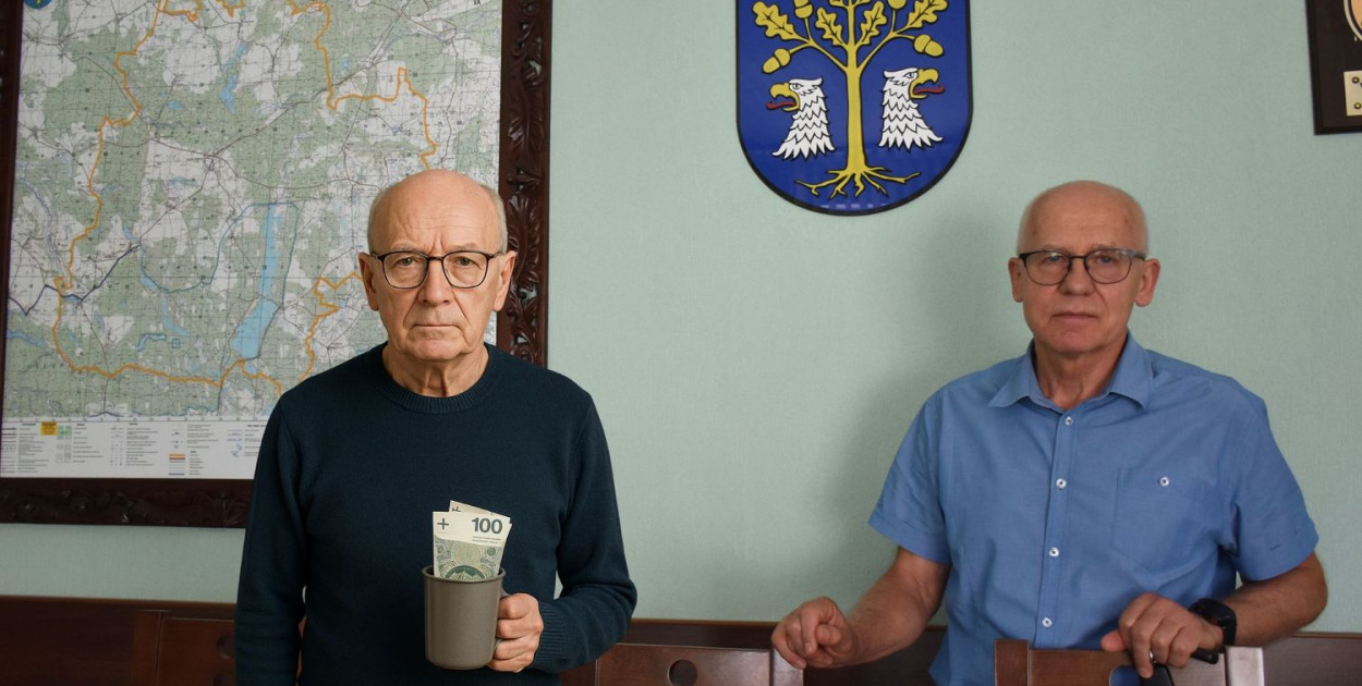 Wójt Czarnej Dąbrówki Jan Klasa (z prawej) uzyskał oczekiwaną wyższą pensję