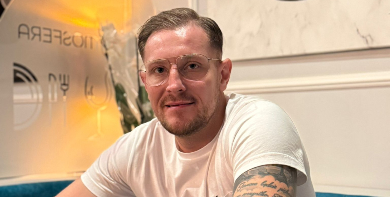 Tomasz Magulski zawodowo zajmuje się doradztwem przy sprzedaży samochodów, a w internecie zdobywa rozpoznawalność jako SZALONY HANDLARZ