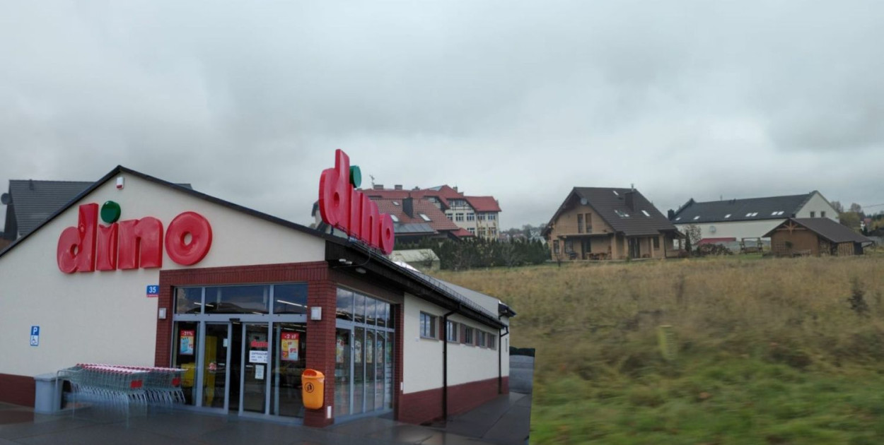 Na tej działce naprzeciwko posterunku policji powstać ma market Dino w Tuchomiu