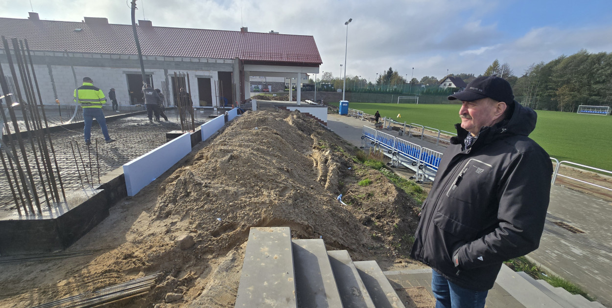 Jerzy Lewi Kiedrowski nadzoruje wartą kilkanaście milionów złotych budowę nowego obiektu widowiskowo-sportowego