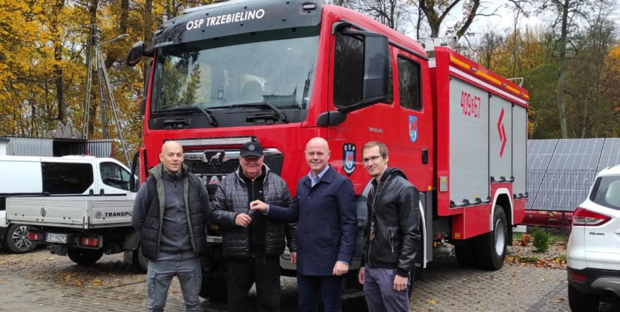 Jednostka OSP Trzebielino garażu ma teraz dwa wozy strażackie marki MAN