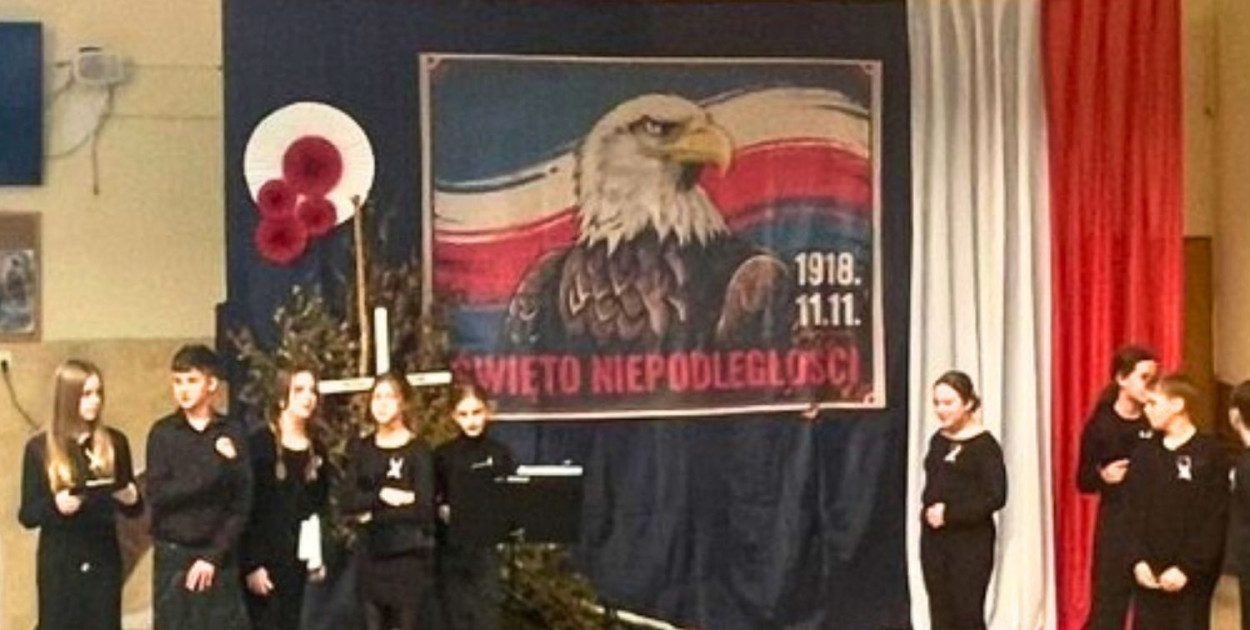 Kontrowersyjny plakat zaprezentowany w SP2 z orłem bez korony