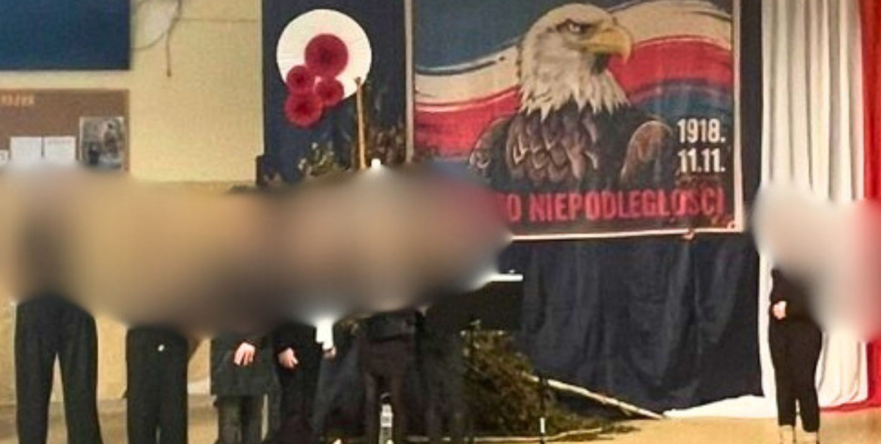 Kontrowersje w SP2. Świętowali niepodległość z orłem BEZ KORONY