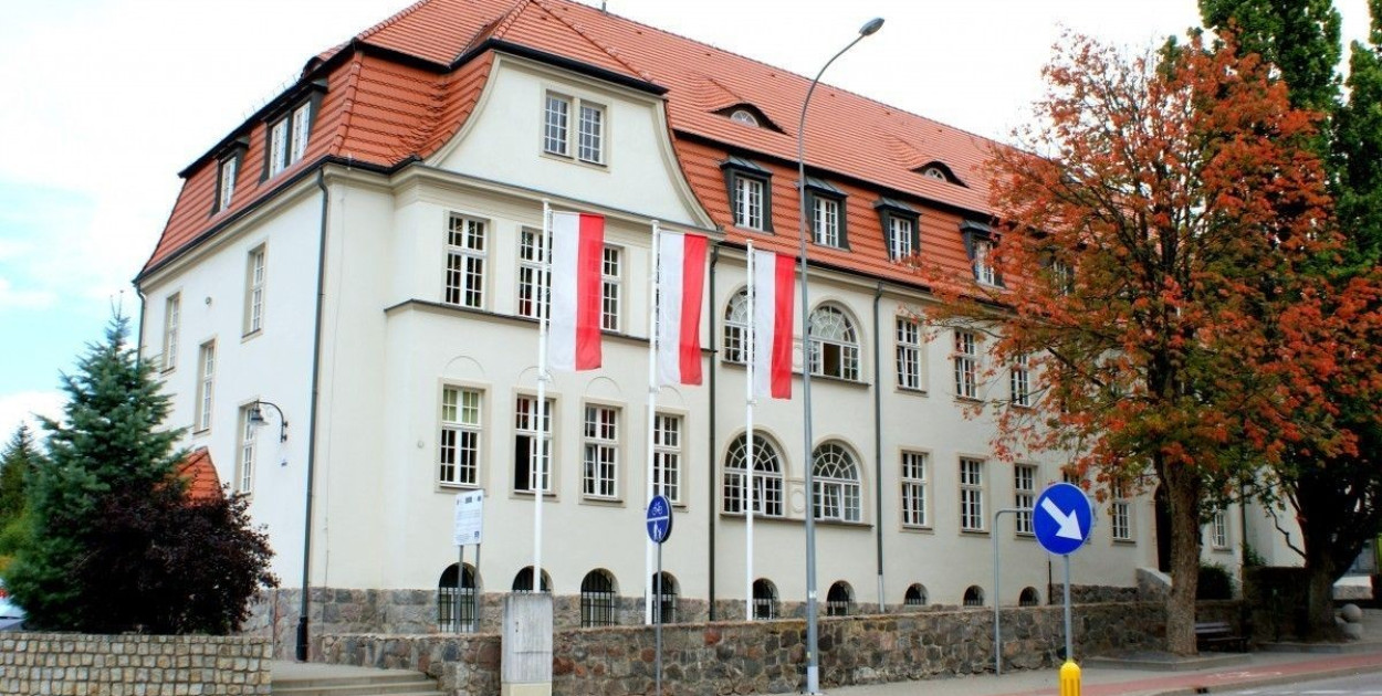 Oprócz remontu biura rady przewidziano również naprawę kamiennego murku przy urzędzie