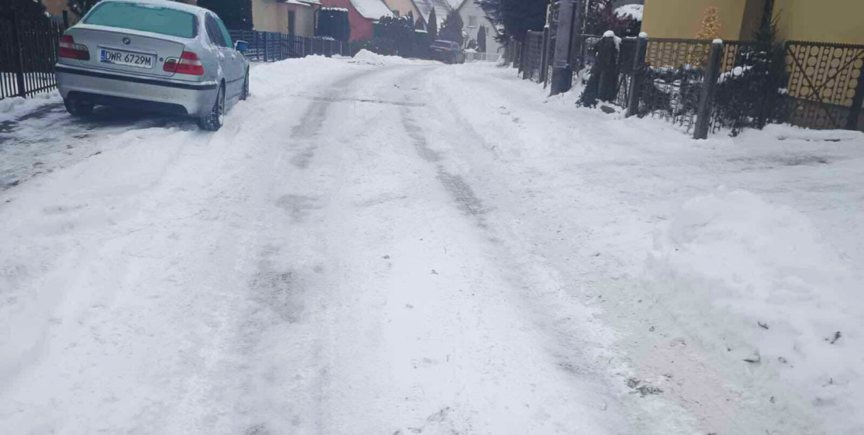 Mieszkanka ulicy Wieża Wodna alarmuje, że na tym wzniesieniu ciężko jest wrócić do domu samochodem z tylnym napędem