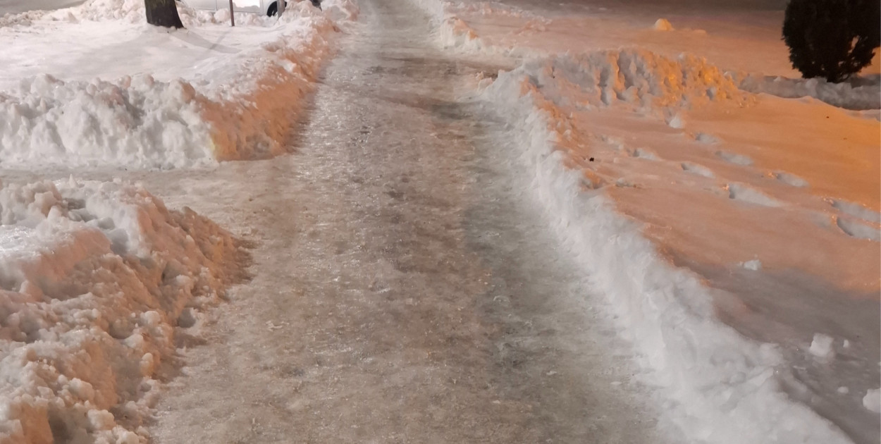 Czytelnik zgłosił oblodzone chodniki w Bytowie