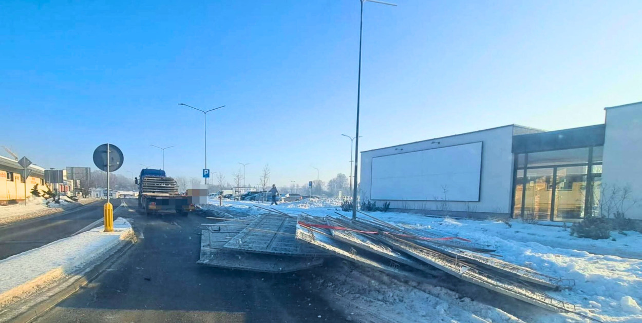 Wiózł płyty betonowe, MÓGŁ ZABIĆ, dostał mandat 300 zł