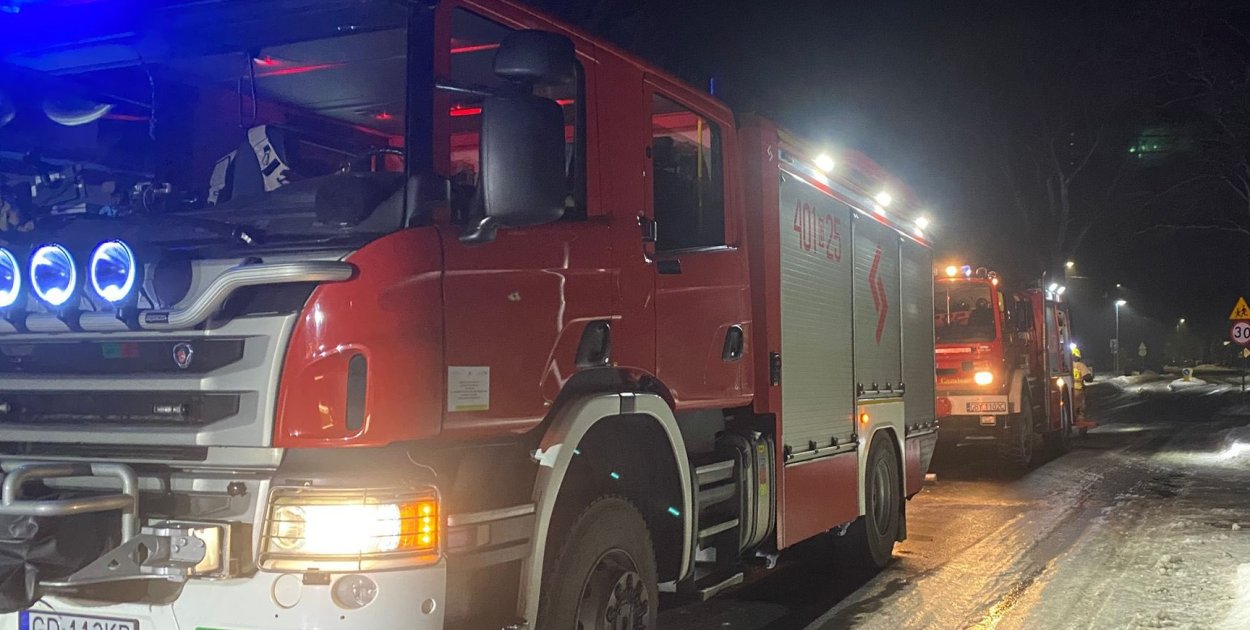 Ciężarówka wypadła z drogi. Służby ostrzegają przed mrozem i gołoledzią