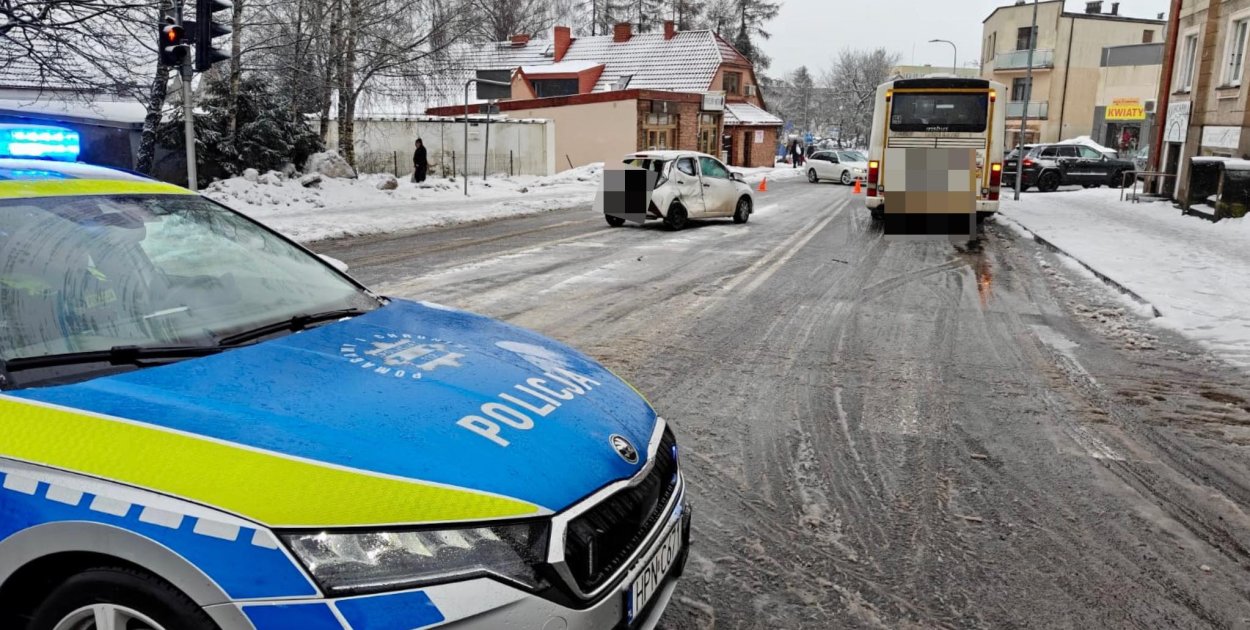 Osobówka wjechała pod bytowski PKS. Trzyletnia dziewczynka w szpitalu!