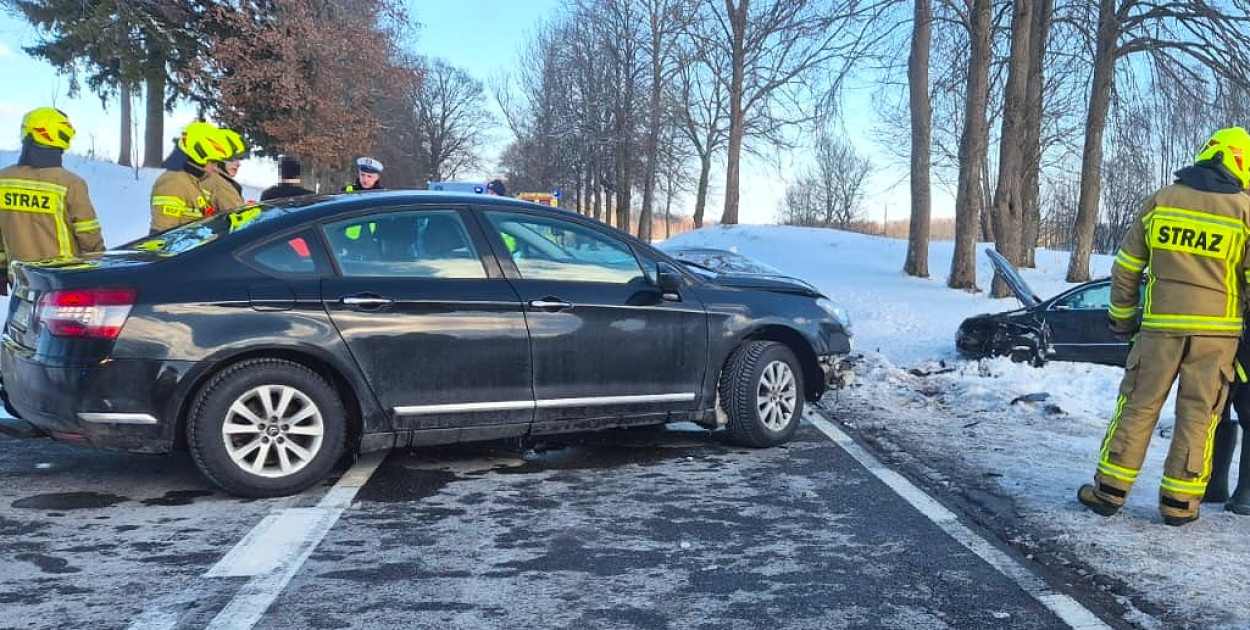 Groźne zderzenie czołowe w Tuchomku. Służby w akcji na DK 20