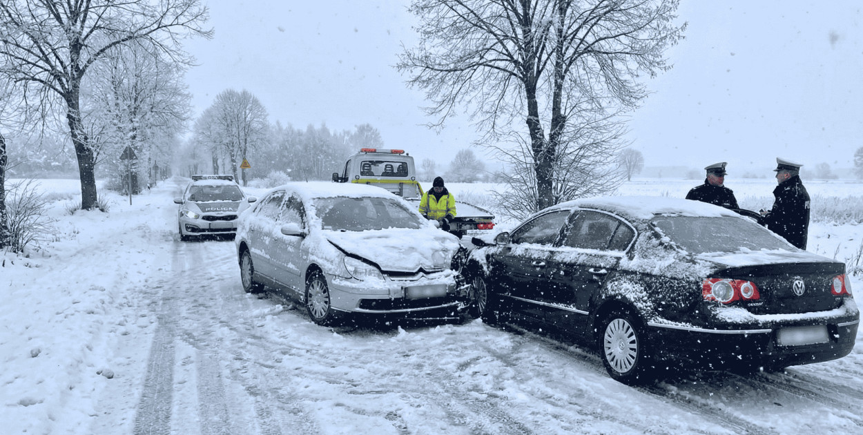 Weekendowa KUMULACJA na drogach. Czołówka, dziurawe jezdnie i płot w Starkowie