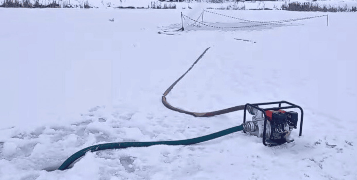 WALKA o oddech pod lodową taflą. Wędkarze ruszyli na ratunek rybom