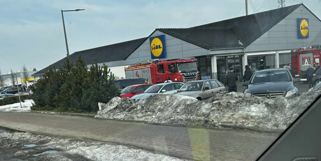 LIDL EWAKUOWANY! Ktoś rozpylił niezidentyfikowany GAZ!