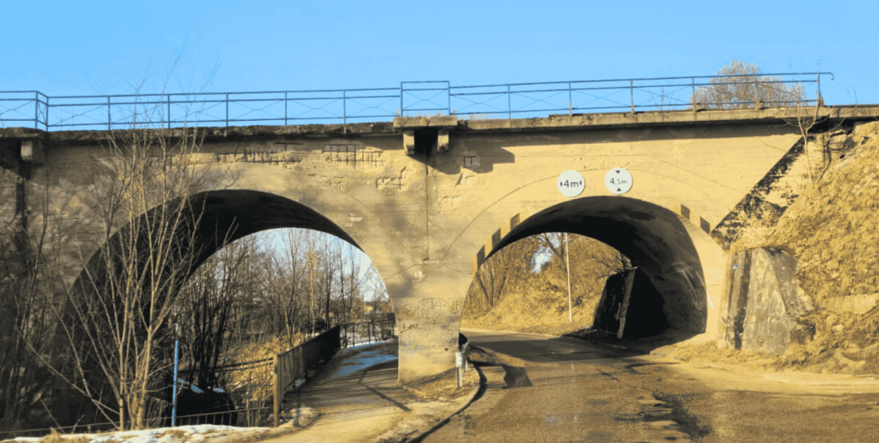 ŚNIEŻKI DZISIAJ, KAMIENIE JUTRO? Niebezpieczna "zabawa" na wiadukcie