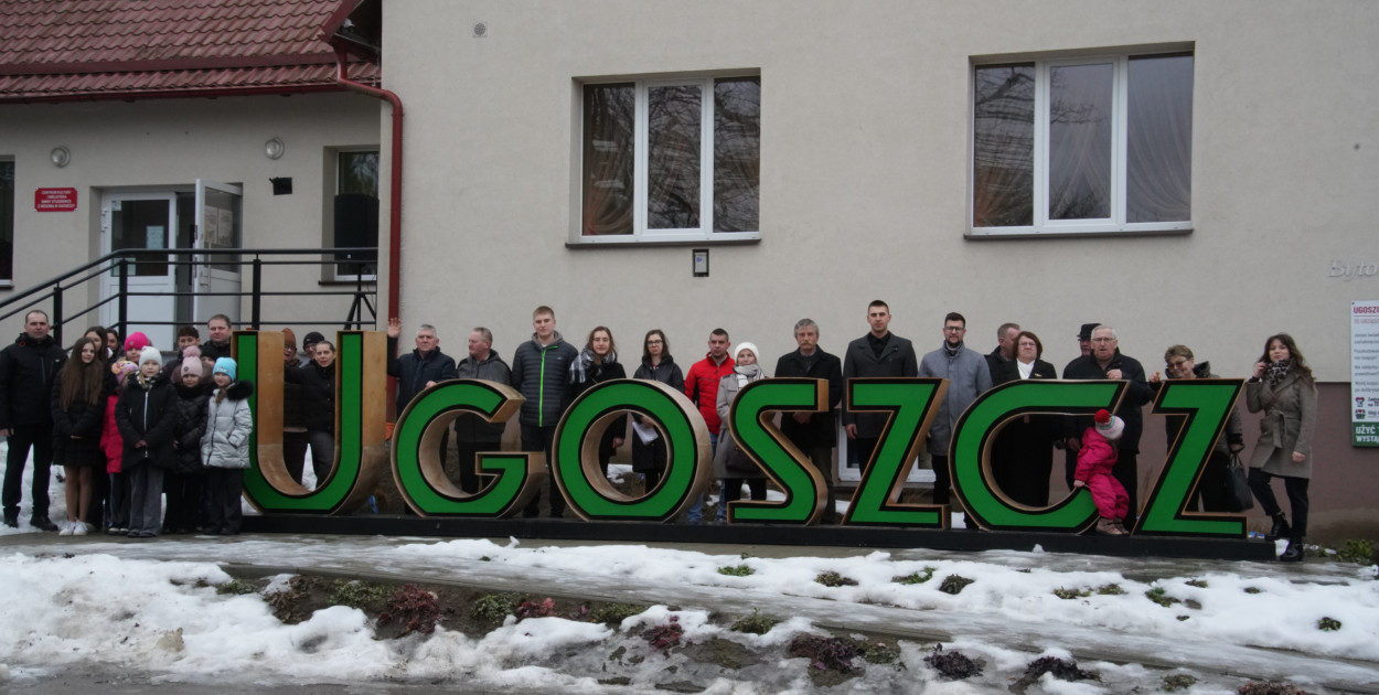 W Ugoszczy „włączyli wiosnę”. Napis zmienił kolor na zielony