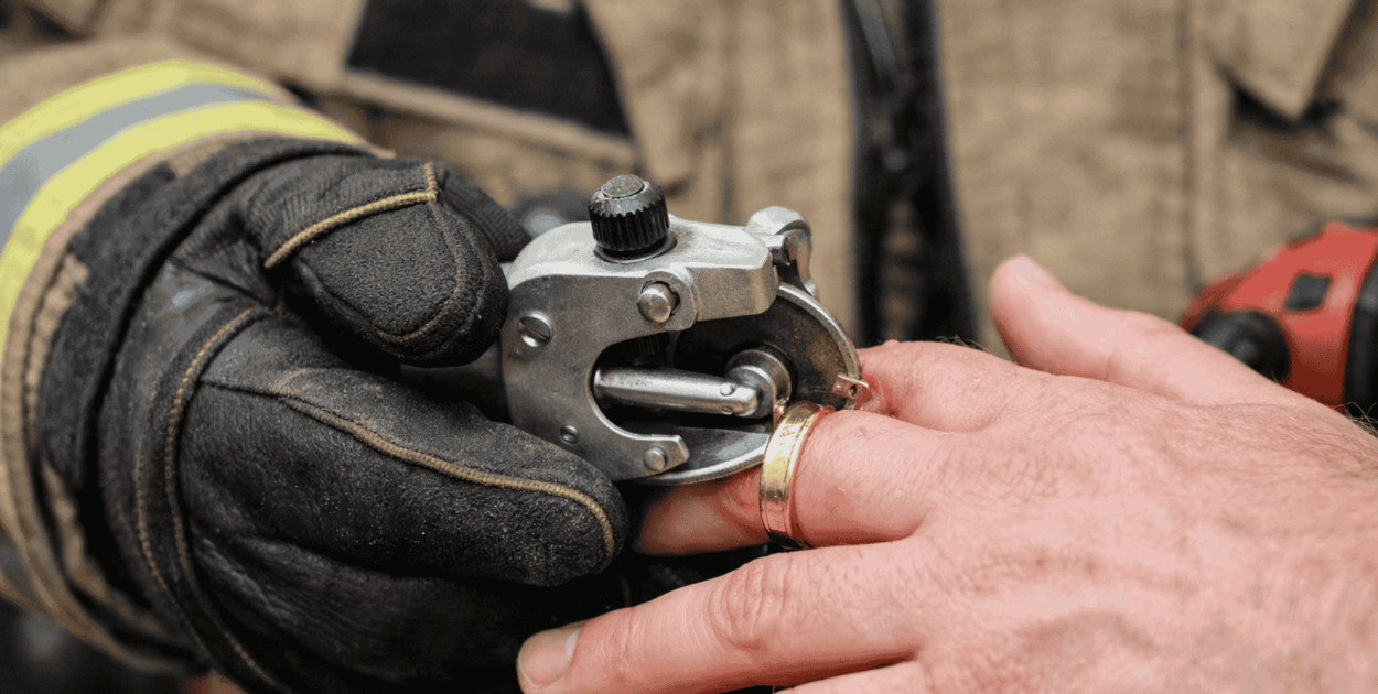 Obrączka nie chciała zejść z palca. Pomogli strażacy z Bytowa