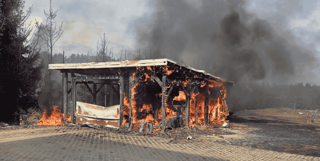OGIEŃ strawił wiatę w Borowym Młynie. Na miejscu 3 zastępy straży pożarnej