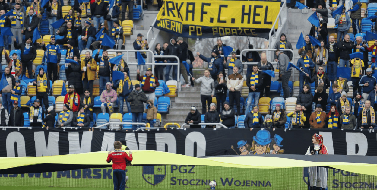 Rekordowa flaga Kaszubów z Ugoszczy na stadionie Arki Gdynia
