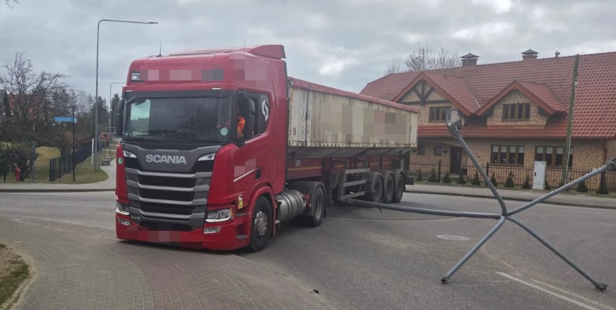Zablokowane rondo w Bytowie. Ciężarówka uderzyła w latarnię